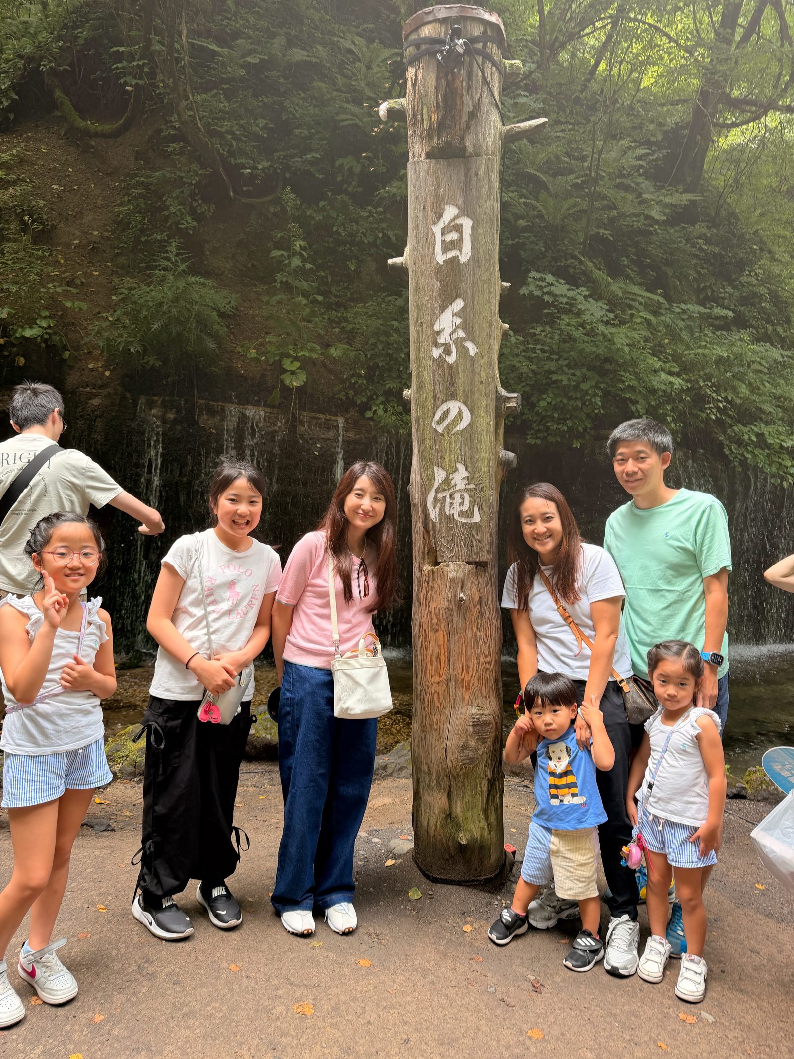 帰り道、歩く家族の後ろ姿