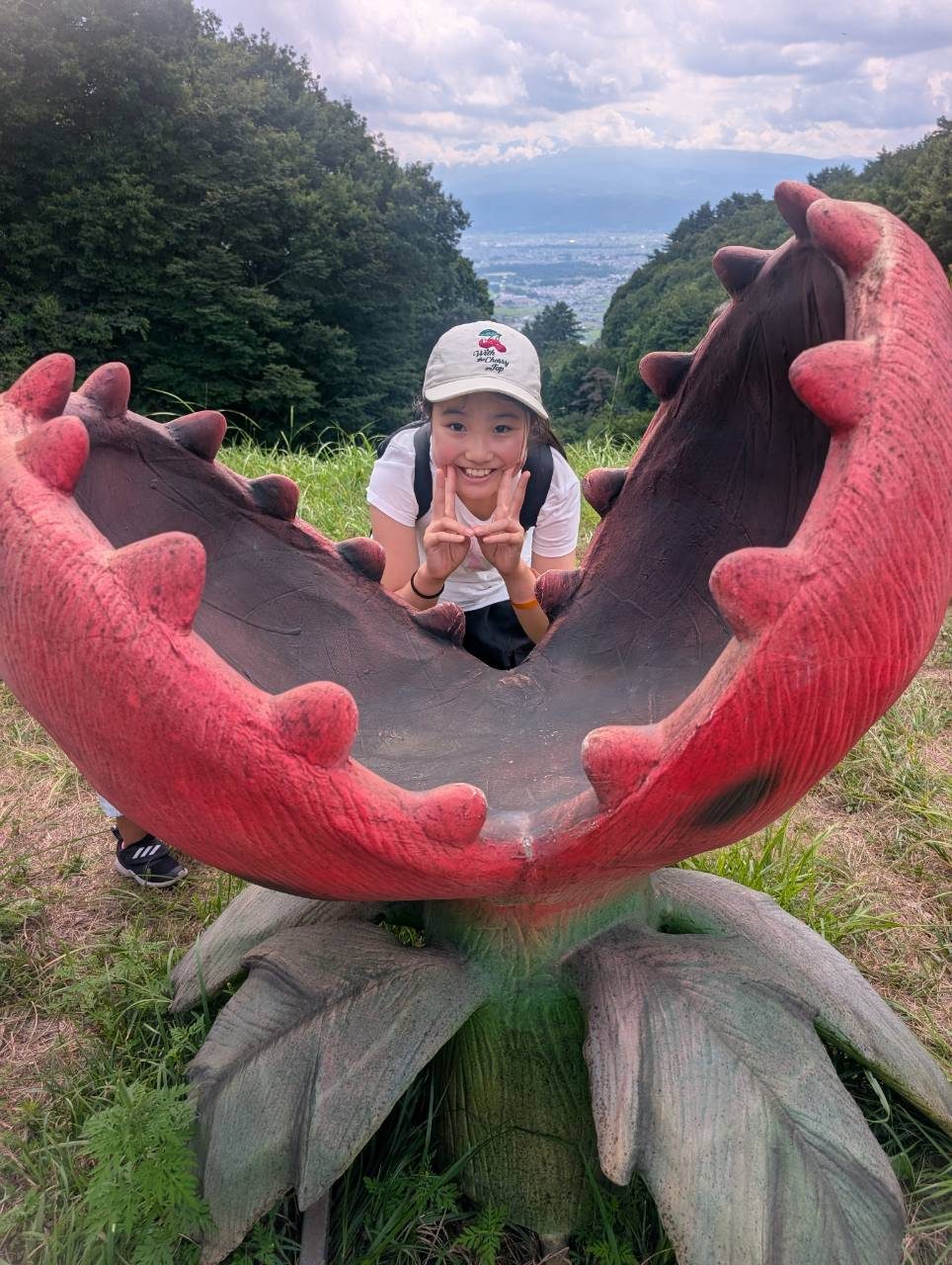 花のオブジェの中の子ども