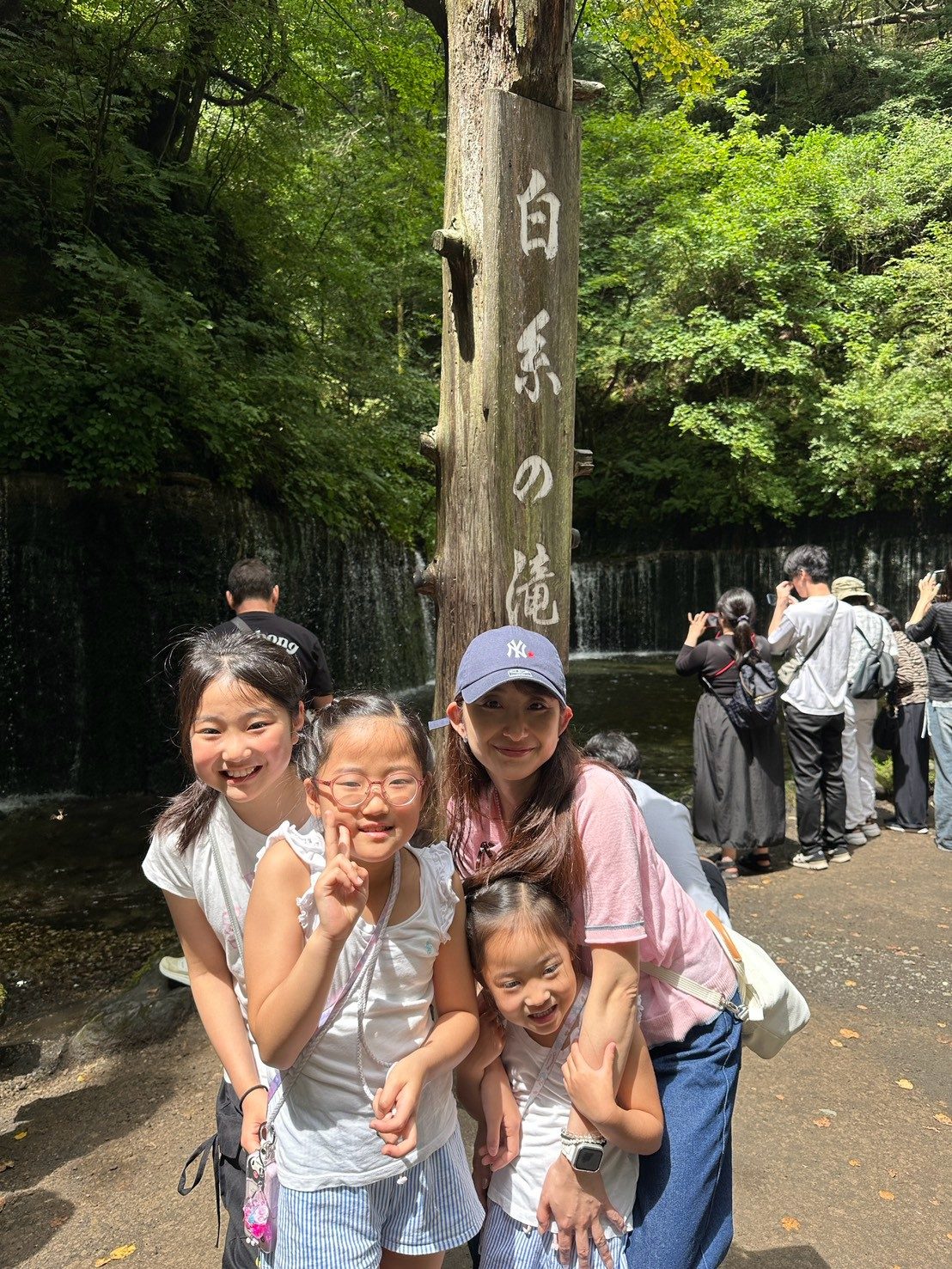 白糸の滝の看板前で記念撮影