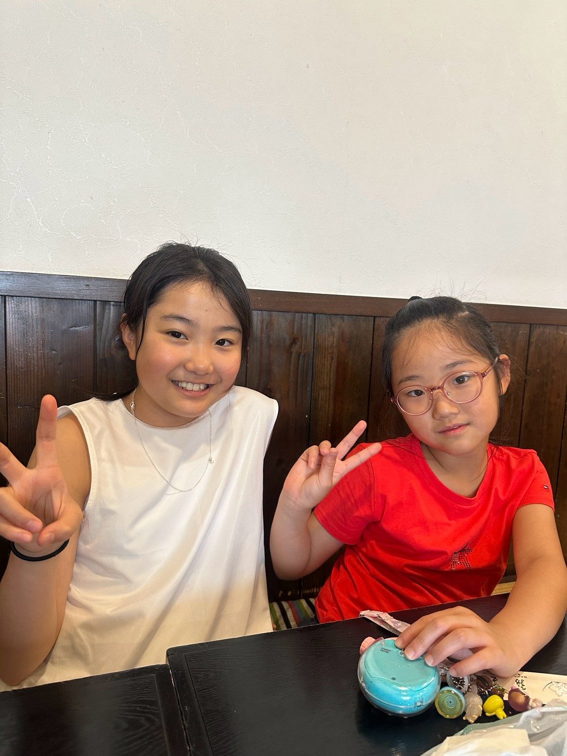 カフェでピースサインの2人