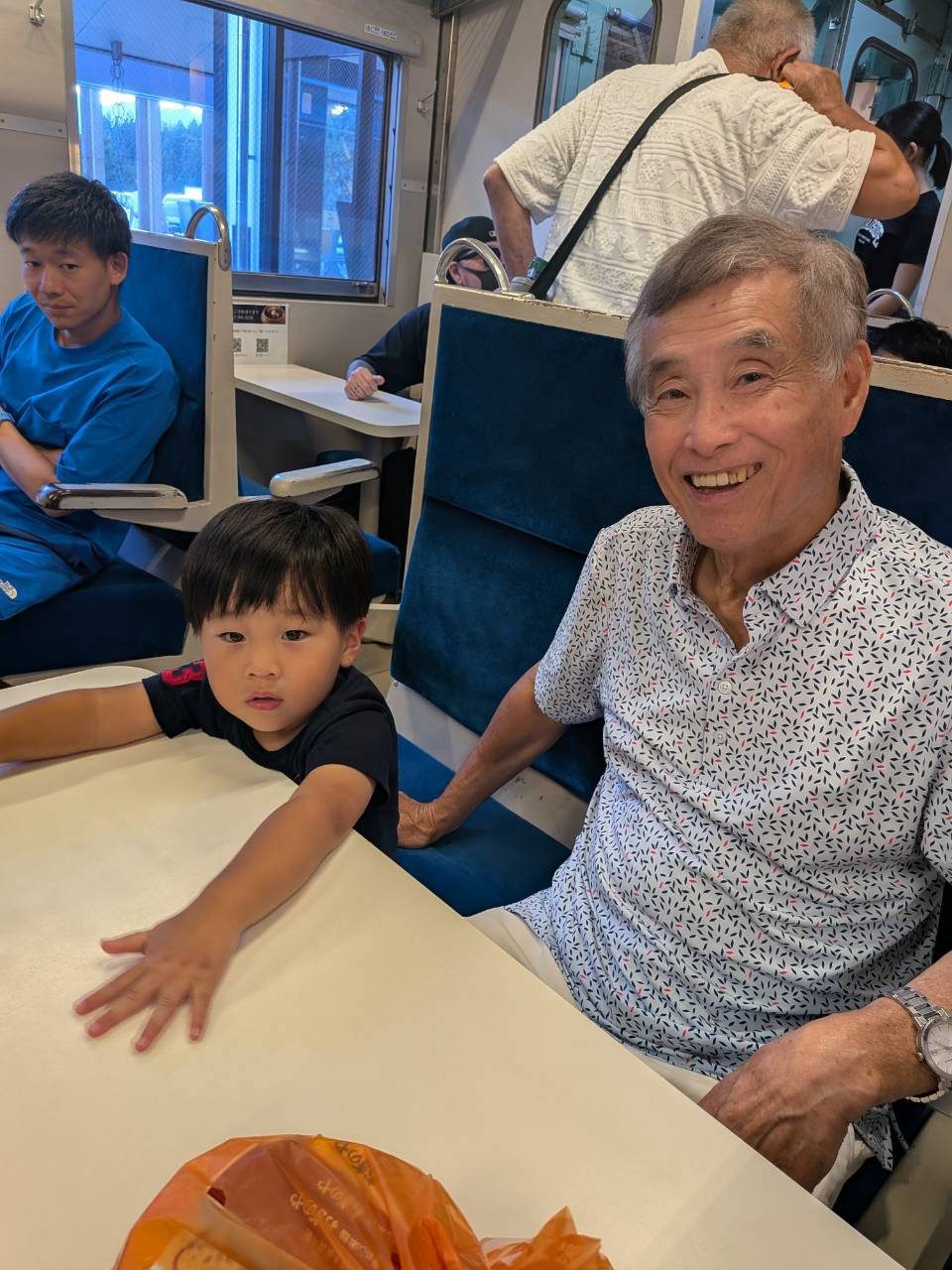 電車でじいじと男の子