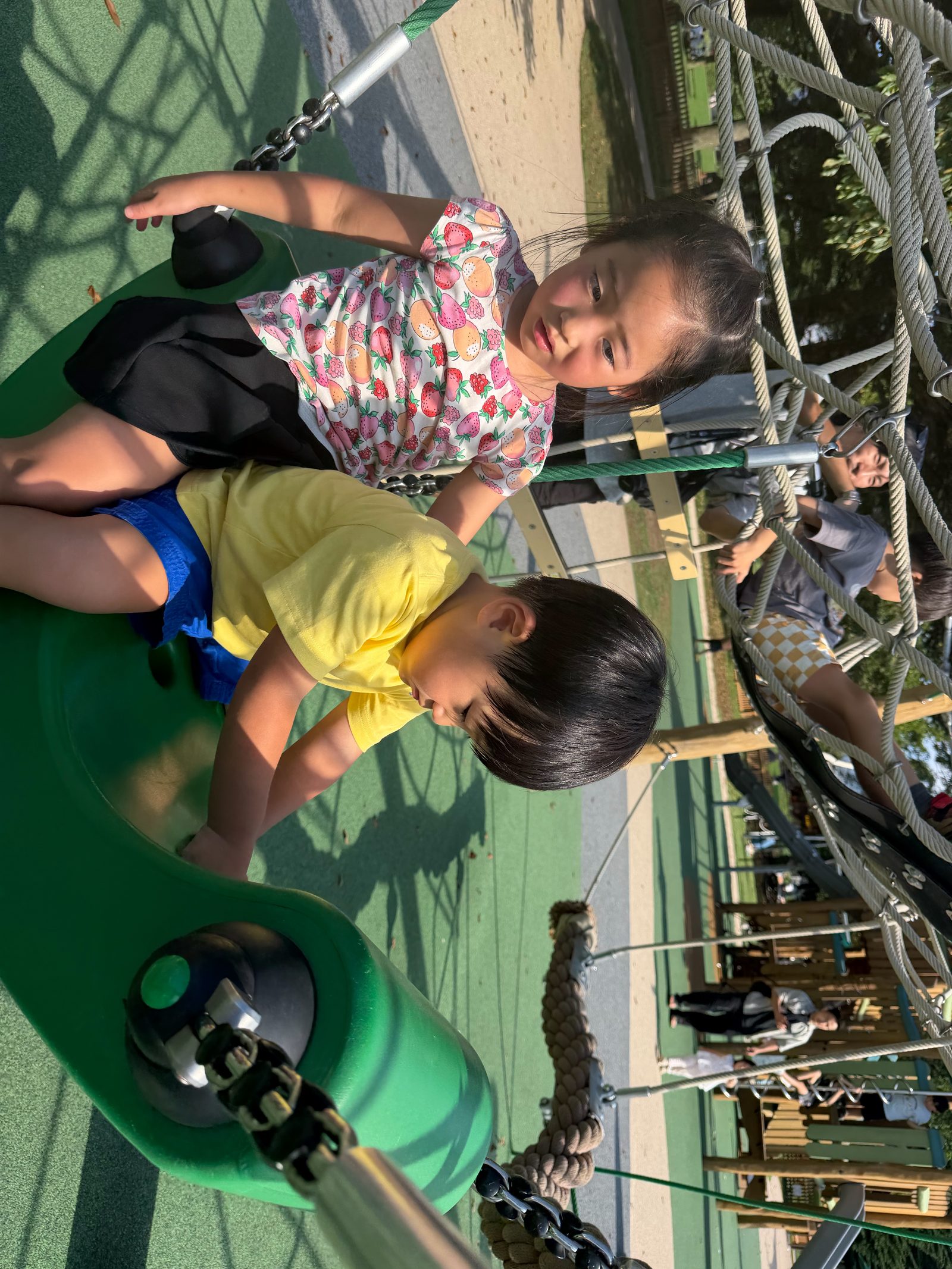 遊具で遊ぶ子どもたち