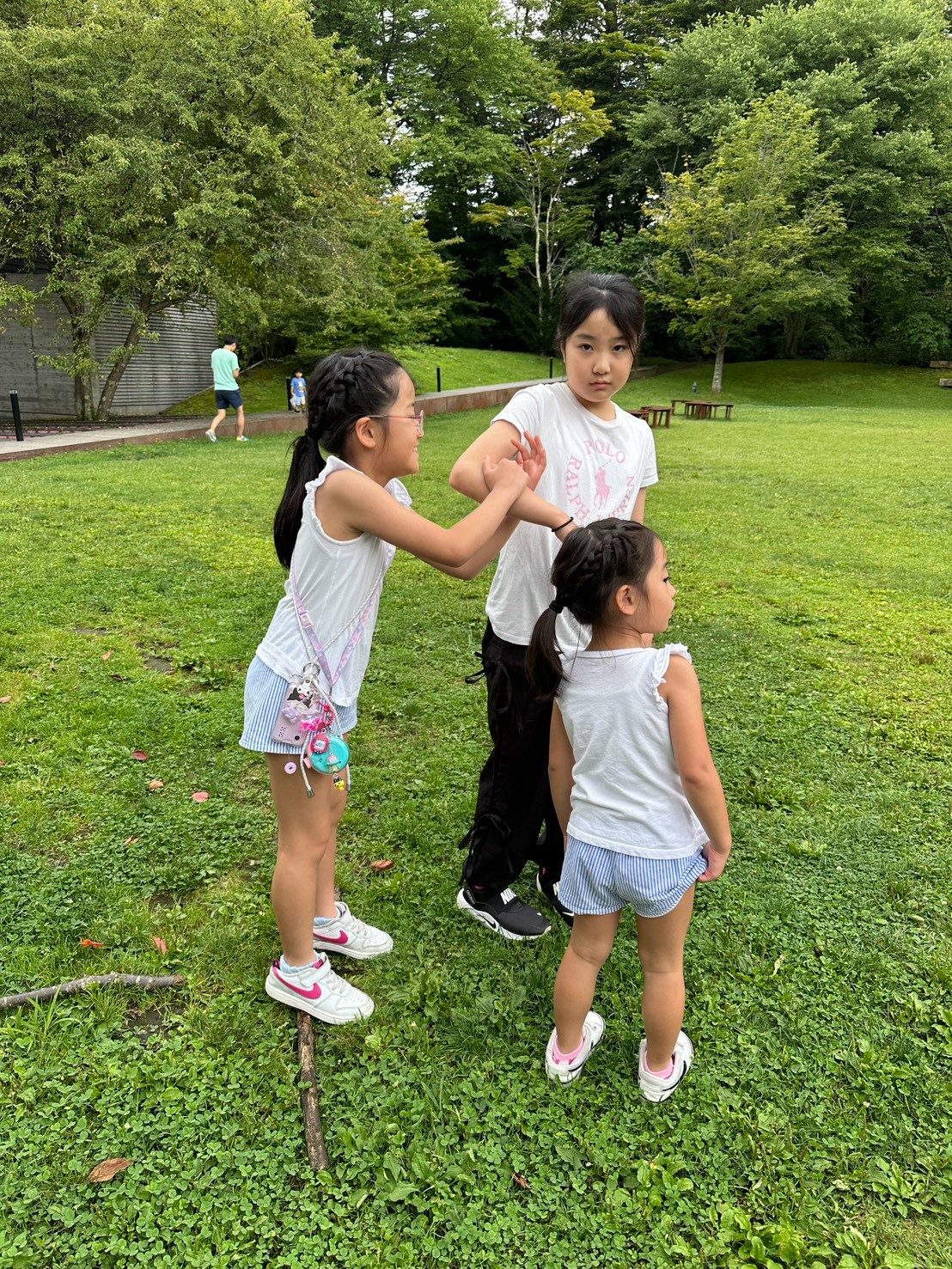 芝生で遊ぶ2人