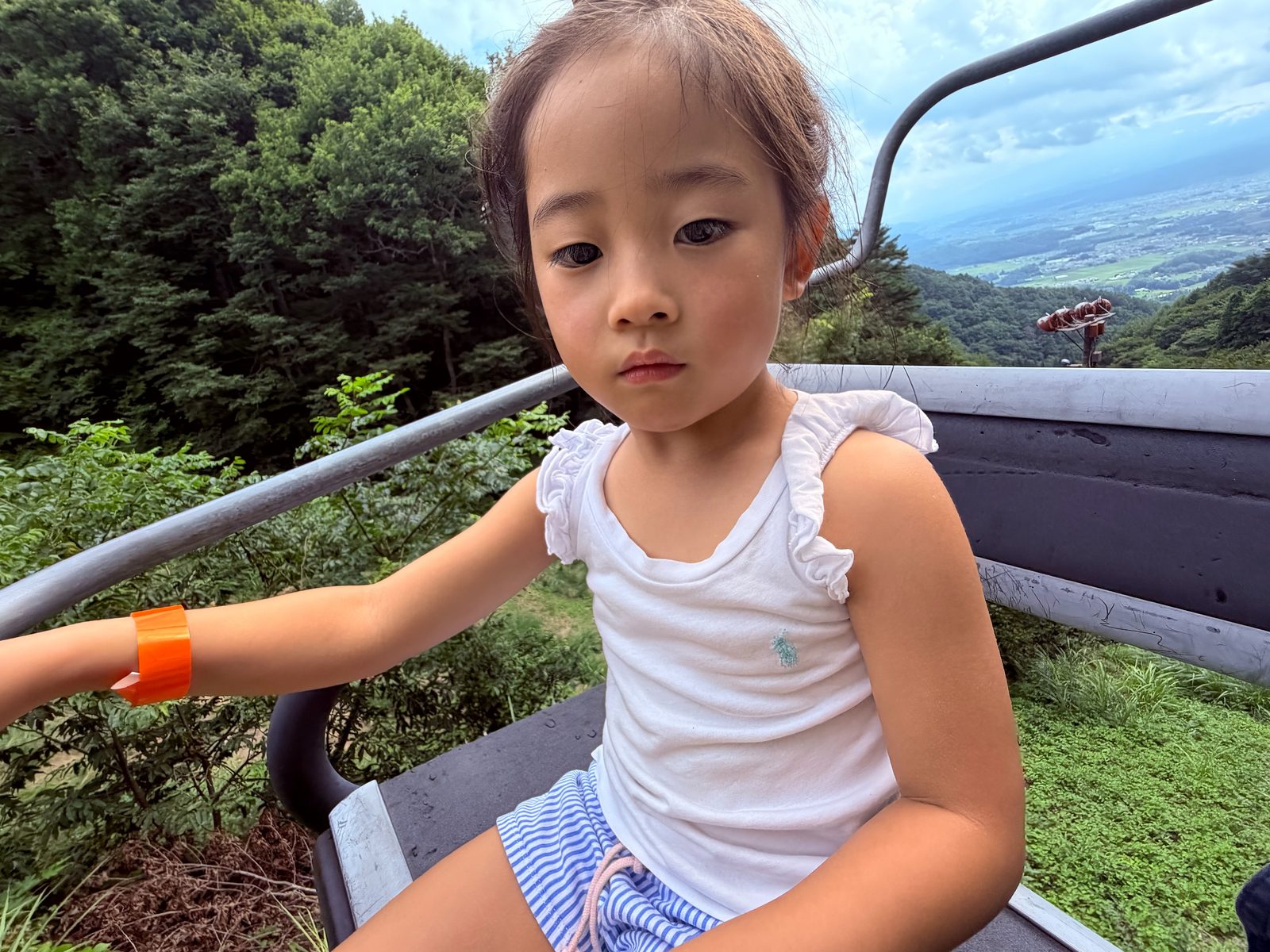 リフトに乗る女の子
