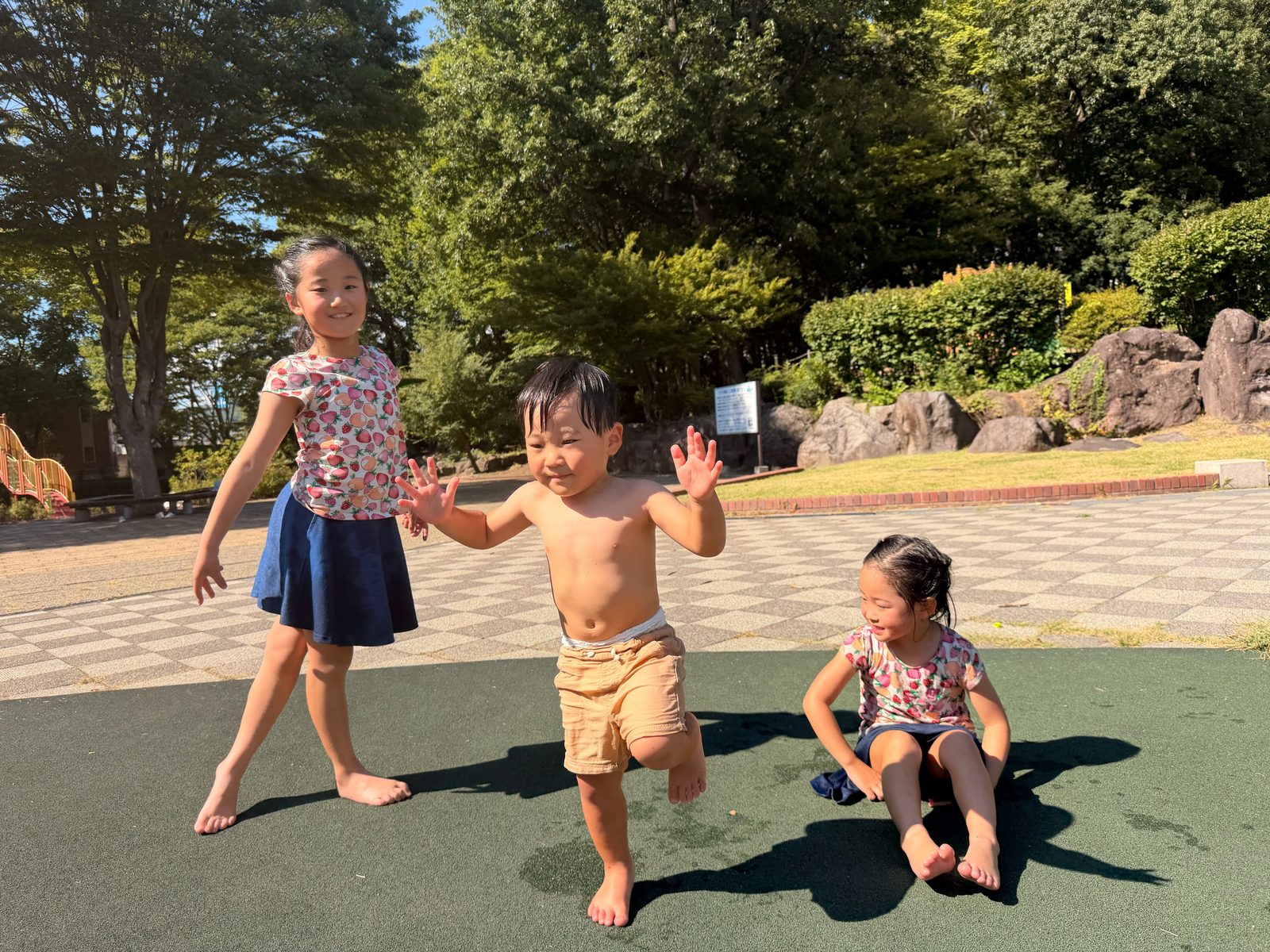 芝生で追いかけっこ